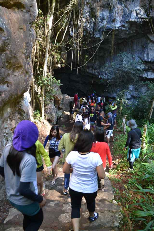 OVER-CAPACITY. On Maundy Thursday this year, Sumaguing Cave had to be closed as early as 9:30 am due to the volume of tourists. Photo by Dayanne Crisologo 