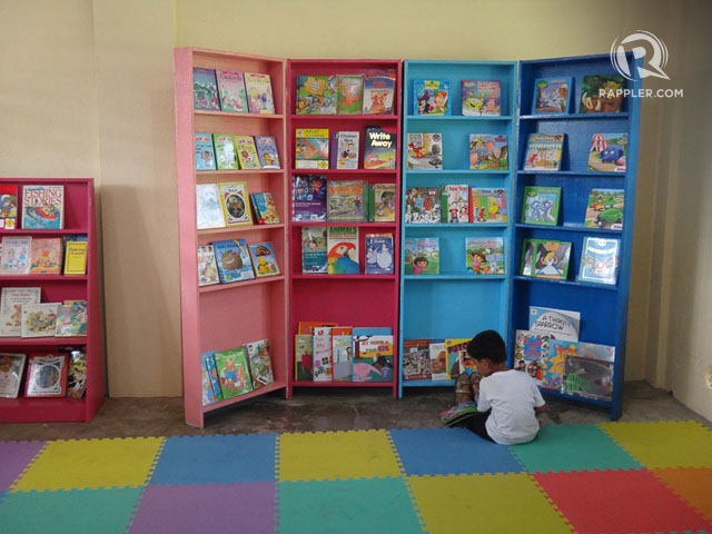 ENRICHMENT TRIP. Volunteers like me feel happy to see students enjoy the new library filled with donated books. Photo by Rhea Claire Madarang 