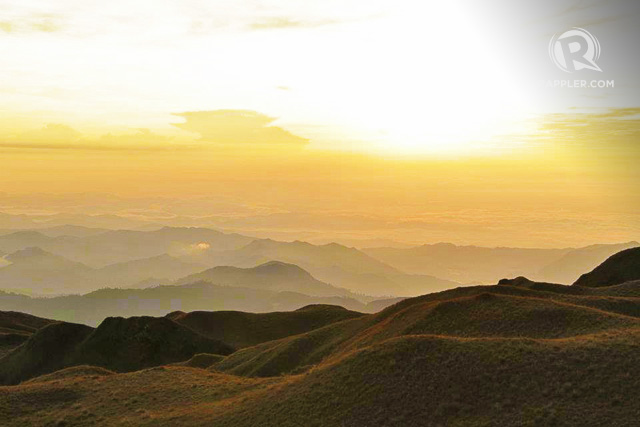 FAMED SUNRISE. Crowds climb Mt. Pulag beyond the mountain’s capacity in order to catch this view. Photo by Ronald Verzo 