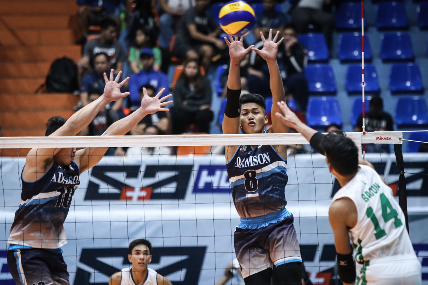 STRONG START. Adamson Falcons captain Paolo Pablico comes up for a block against Geraint Bacon. Photo by Josh Albelda/Rappler 