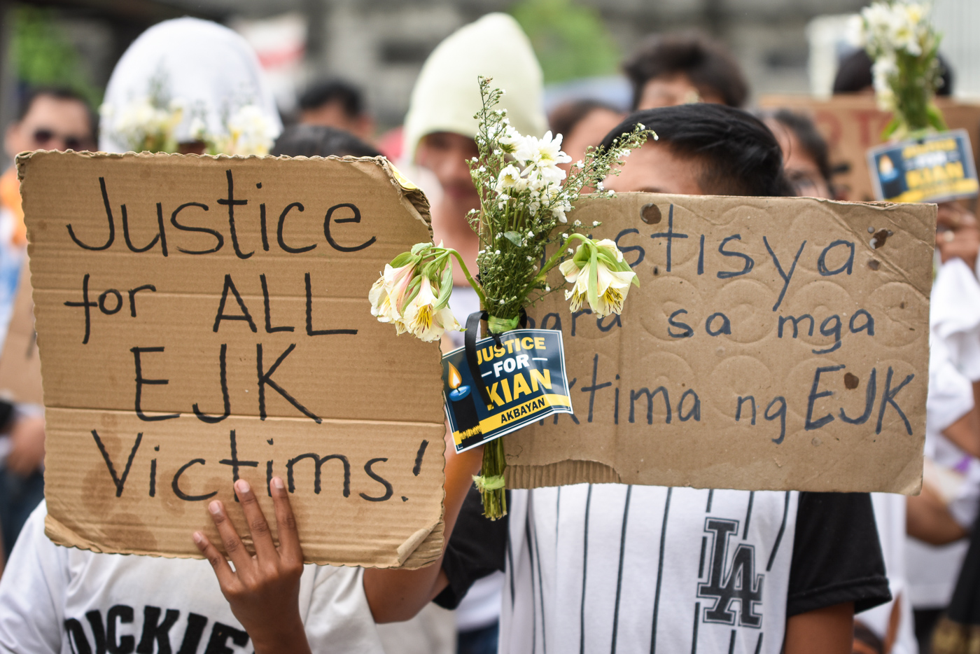 JUSTICE FOR ALL. Mourners of the death of Kian Loyd delos Santos demand accountability in drug war killings. Photo by LeAnne Jazul/Rappler 