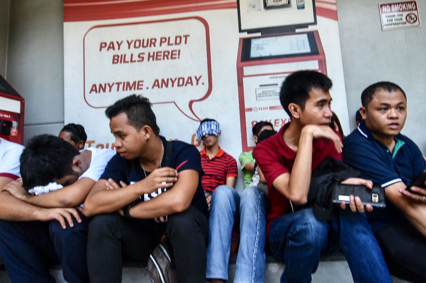 A LONG WAIT. Contractual employees wait outside the PLDT Human Resources Department in Mandaluyong City on June 1, 2018 for the outcome of a dialogue between union leaders and the management on the status of their regularization. Photo by Angie de Silva/Rappler  