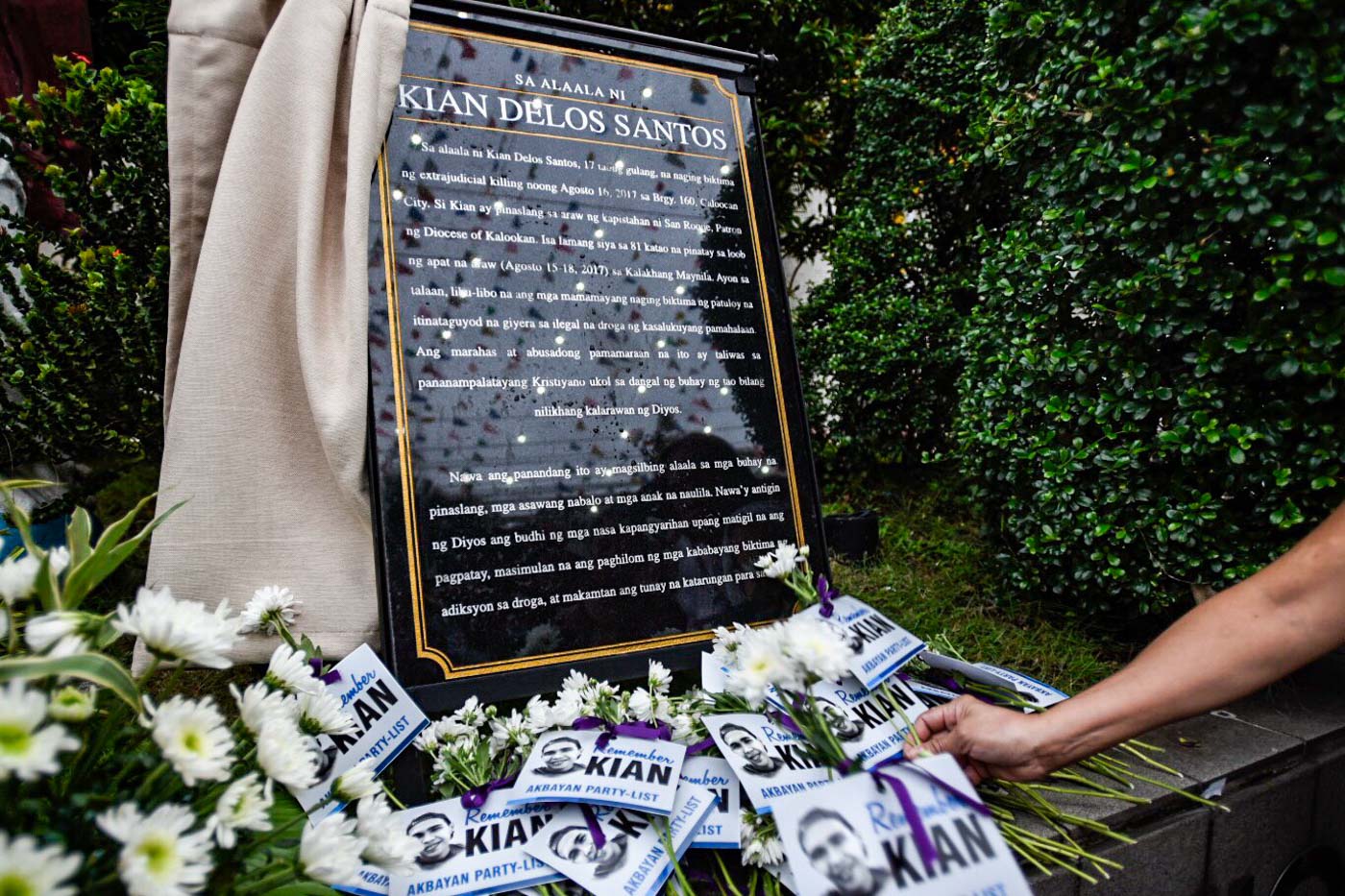 JUSTICE. A commemorative marker is unveiled on the death anniversary of Kian delos Santos. Photo by Maria Tan/Rappler 