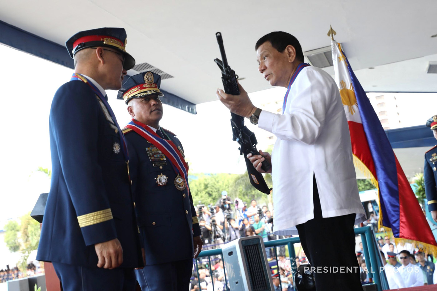 SUPPORTIVE PRESIDENT. President Duterte at the turnover ceremony of PNP chiefs Dela Rosa and Albayalde. Malacañang photo 