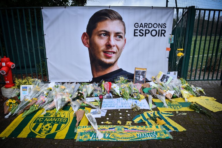 IN MEMORIAM. Flowers have been put in front of the entrance of training center La Joneliere in La Chapelle-sur-Erdre days after the plane of Argentinian forward Emiliano Sala vanished. Photo by Loic Venance/AFP)  