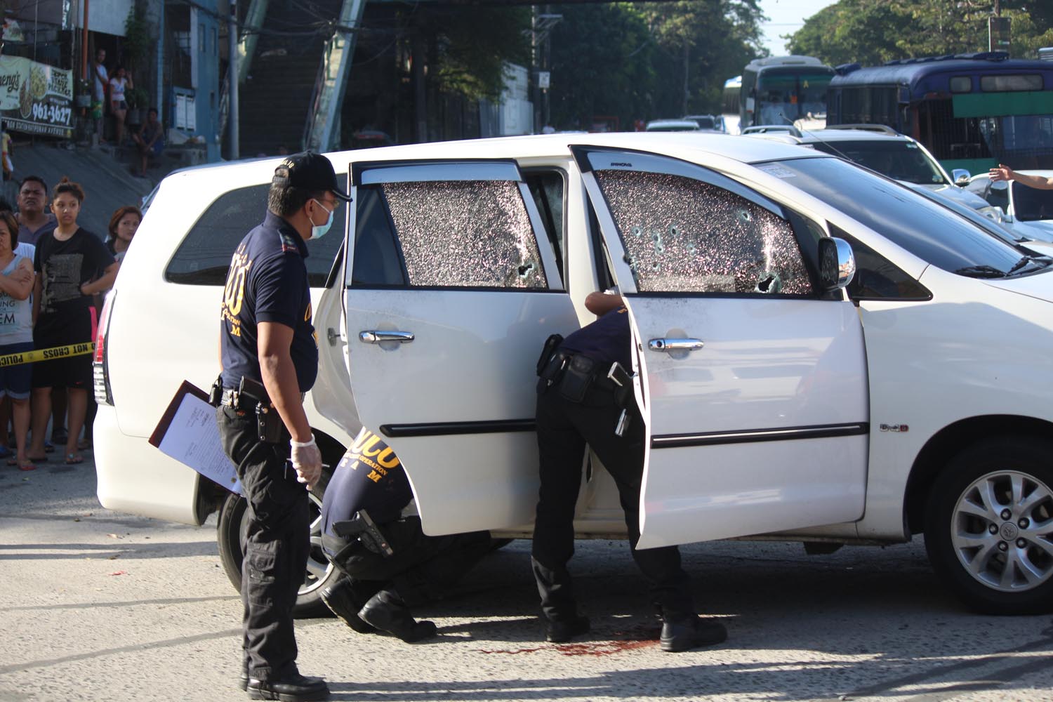 INVESTIGATION. Scene of the Crime Operatives (SOCO) respond to the ambush along Katipunan Avenue in Quezon City on November 21, 2016. Photo by Joel Liporada/Rappler 