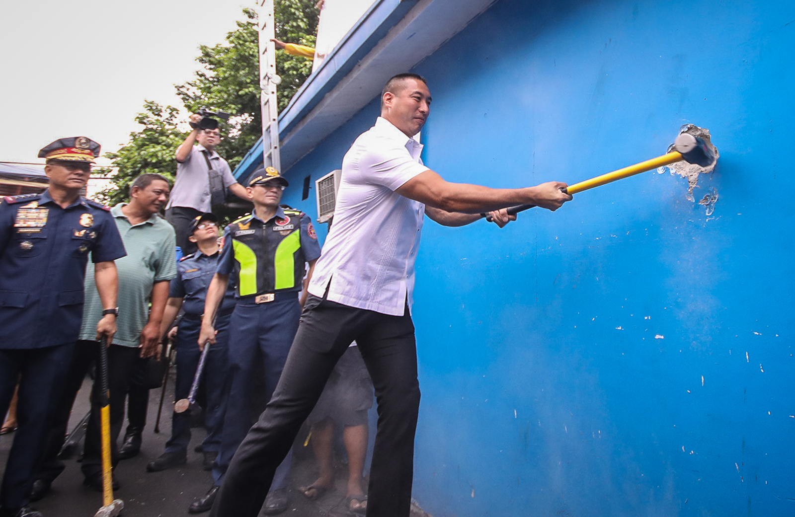 CLEARING. To lead the example PNP Chief Police General Oscar Albayalde, NCRPO Chief Guillermo Elleazar along with San Juan Mayor Francis Zamora on July 30, 2019, demolish Community Precinct structures at West Crame in San Juan City per president order to reclaim sidewalks for pedestrians. Photo by Darren Langit/Rappler  