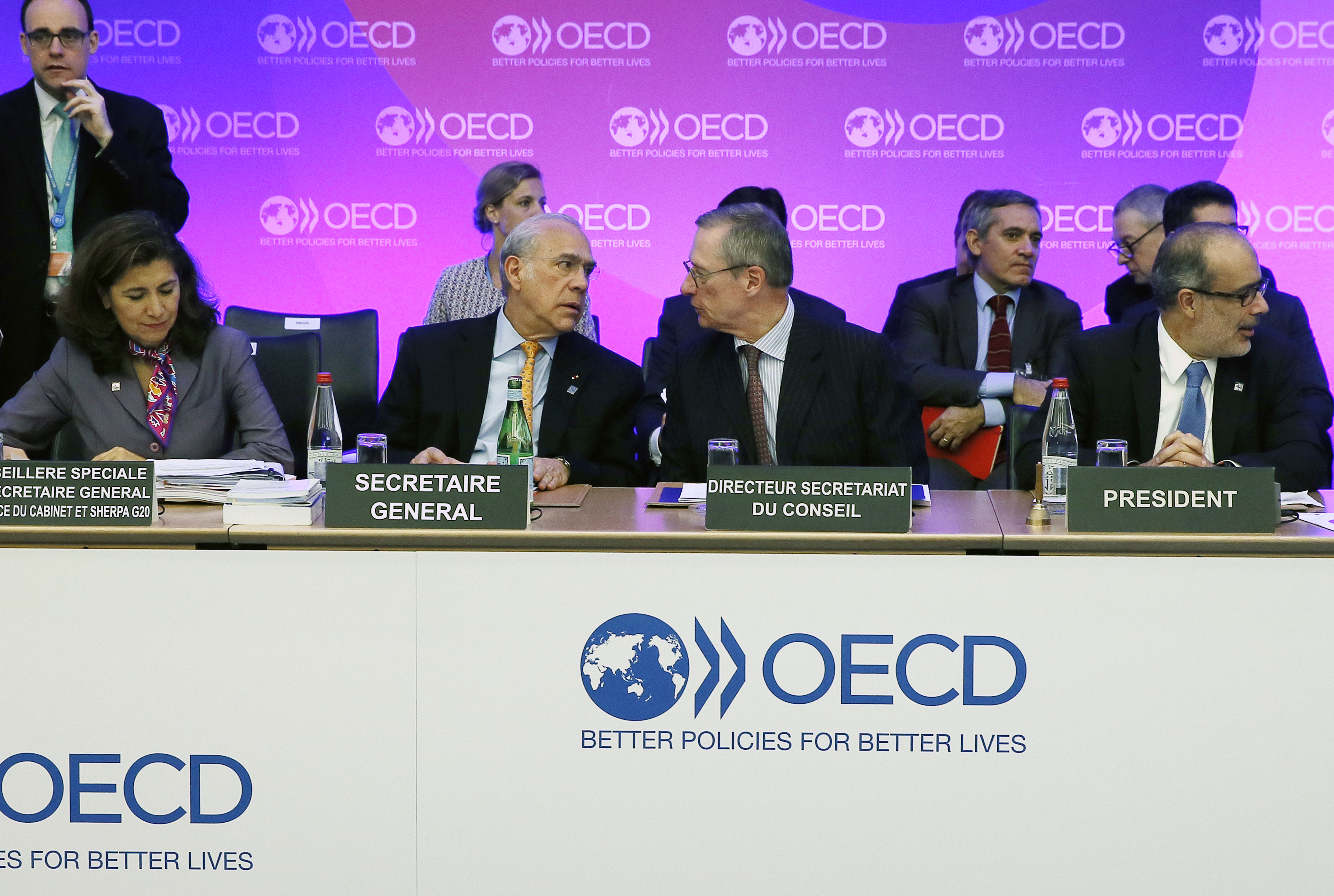 OUTLOOK. OECD Secretary-General Jose Angel Gurria (C-L) with other ministers and delegations during the meeting of the OECD in Paris, France on June 1, 2016. Photo by Etienne Laurent/EPA 