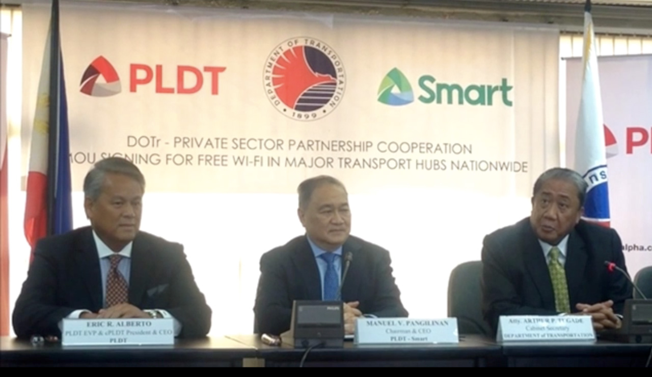 TAPPING THE PRIVATE SECTOR. Transportation chief Arthur Tugade (right) thanks PLDT's Eric Alberto (left) and Manuel V. Pangilinan (center) for supporting the department's advocacy. Photo by Chrisee Dela Paz/Rappler 