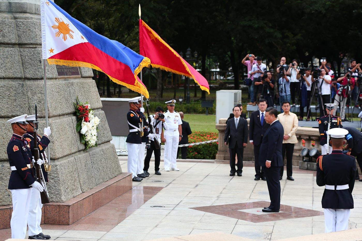 FIRST STOP. Chinese President Xi Jinping's first official activity during his two-day state visit to the Philippines is this wreath-laying ceremony at Rizal Park. Photo by Jire Carreon/Rappler 
