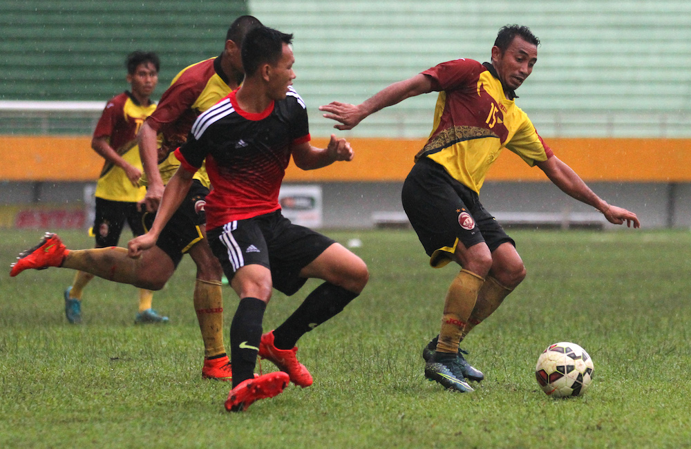 Pesepak bola Sriwijaya FC Firman Utina (kanan) berebut bola dengan pesepak bola Sumsel Super Leugea (SSL) Allstar saat pertandingan uji coba di Stadion Gelora Sriwijaya Jakabaring (GSJ), Palembang, Sumatera Selatan, pada 17 Februari 2016. Foto oleh Nova Wahyudi/Antara 
