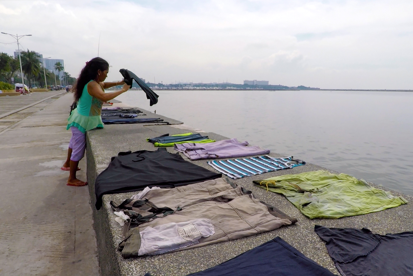 PRE-SUMMIT. Days before the start of the ASEAN Summit, informal dwellers prepare to leave the Manila baywalk
