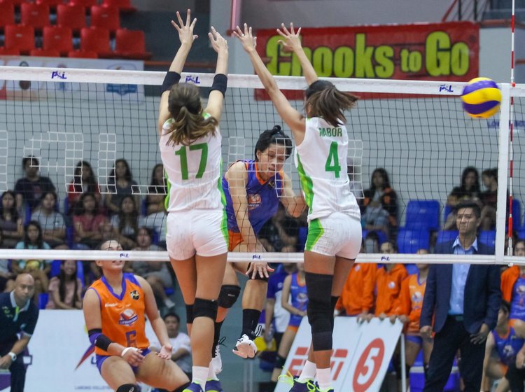 ATTACK. Generika-Ayala star Patty Orendain gets one to sail past the defensive wall of Smart’s Joyce Sta. Rita and Jasmine Nabor. Photo from PSL 