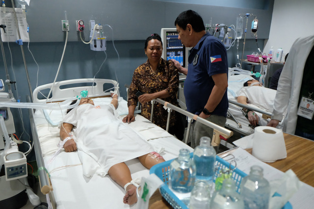 BLAST SURVIVORS. President Rodrigo Duterte visits survivors of the deadly Davao City blast. File photo by Kiwi Bulaclac/PPD 