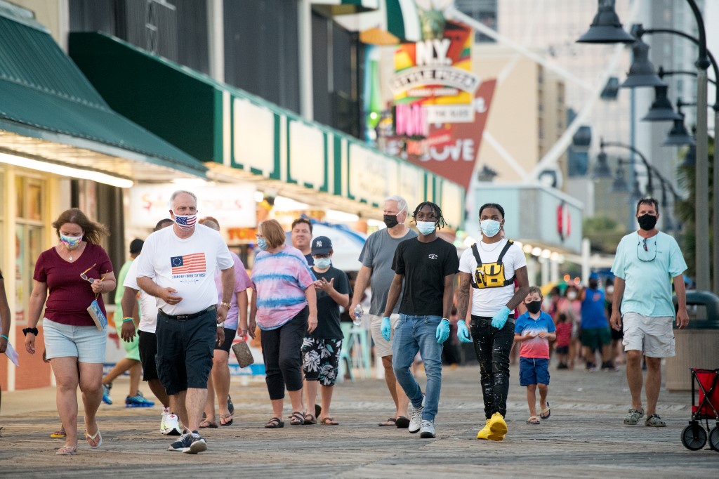 AT MYRTLE BEACH. People walk on the boardwalk on July 4, 2020 in Myrtle Beach, South Carolina. Photo by Sean Rayford/Getty Images/AFP 