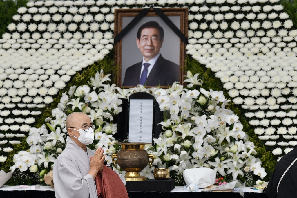 FUNERAL. A Buddhist monk pays his respects at a public memorial for late Seoul mayor Park Won-soon at Seoul City Hall in Seoul on July 13, 2020. Photo by Jung Yeon-je/AFP 