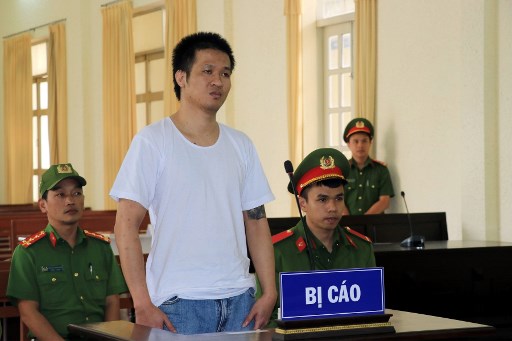 ON TRIAL. This picture taken and released by the Vietnam News Agency on July 7, 2020 shows Vietnamese national Nguyen Quoc Duc Vuong (C) during his court trial in Vietnam's Lam Dong province. Photo by Vietnam News Agency/AFP 