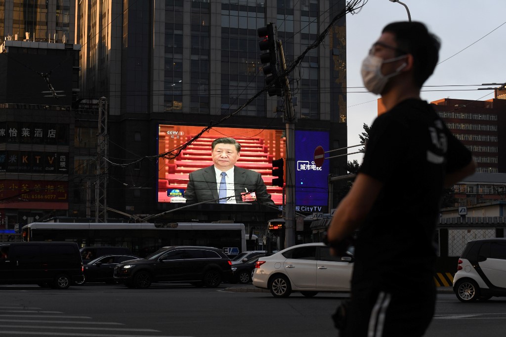 CRITICIZING XI. A news programme shows Chinese President Xi Jinping during the closing session of the National People's Congress, on a giant screen at an intersection in Beijing on May 28, 2020. File photo by Greg Baker/AFP 
