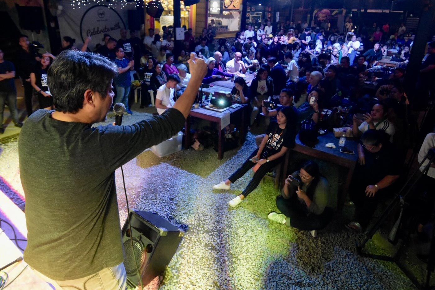 THE VOLUNTEERS. Senator Francis Pangilinan talks to the Team Pilipinas volunteers on November 29, 2018. Photo by Angie de Silva/Rappler    