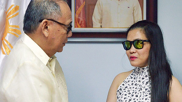LIVELIHOOD ASSISTANCE. Jennifer Dalquez, who stayed in a jail in the UAE for 4 years, receives the finance aid from Foreign Affairs Undersecretary Ernesto Abella, upon instructions from President Rodrigo Duterte, on November 7, 2018. Photo courtesy of the DFA 