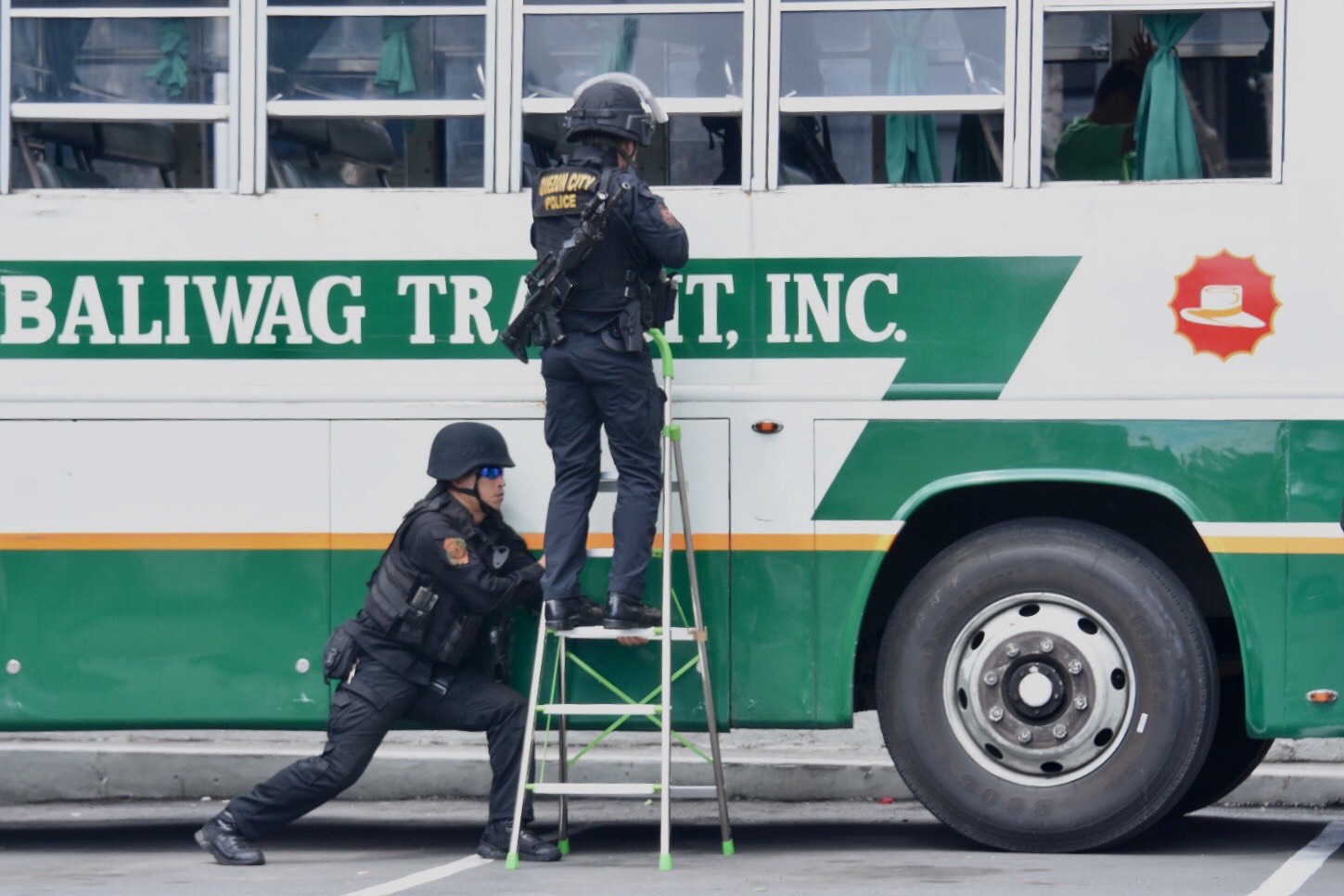 ANTI-TERROR RESPONSE. During the Anti-Terrorism Simulation in Cubao, a terrorist holds hostage a bus at the Araneta Bus Terminal. Photo by Angie de Silva/Rappler 