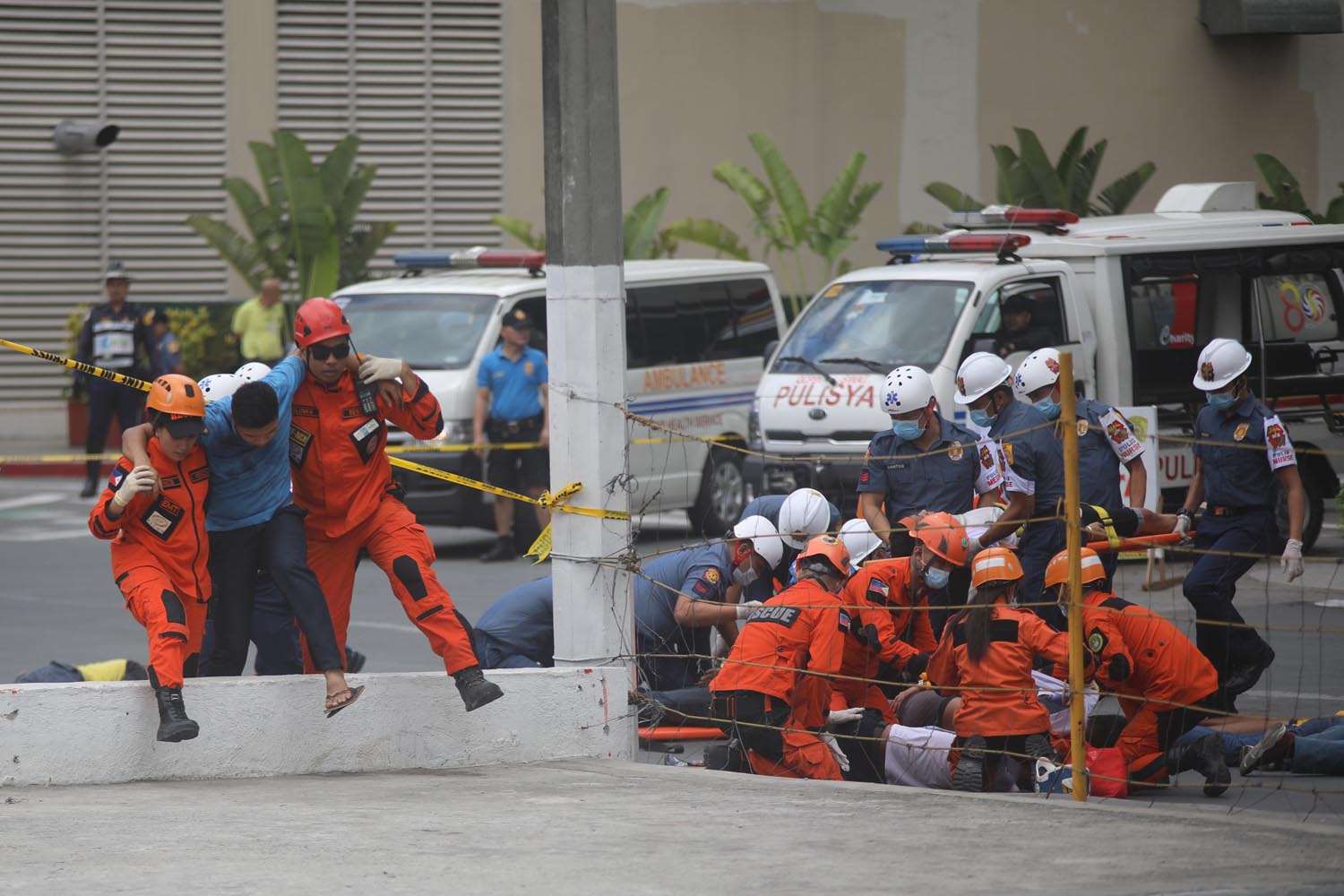 AID. Police help people injured by a terror attack during a simulation exercise in Quezon City on April 12, 2018. Photo by Darren Langit/Rappler    