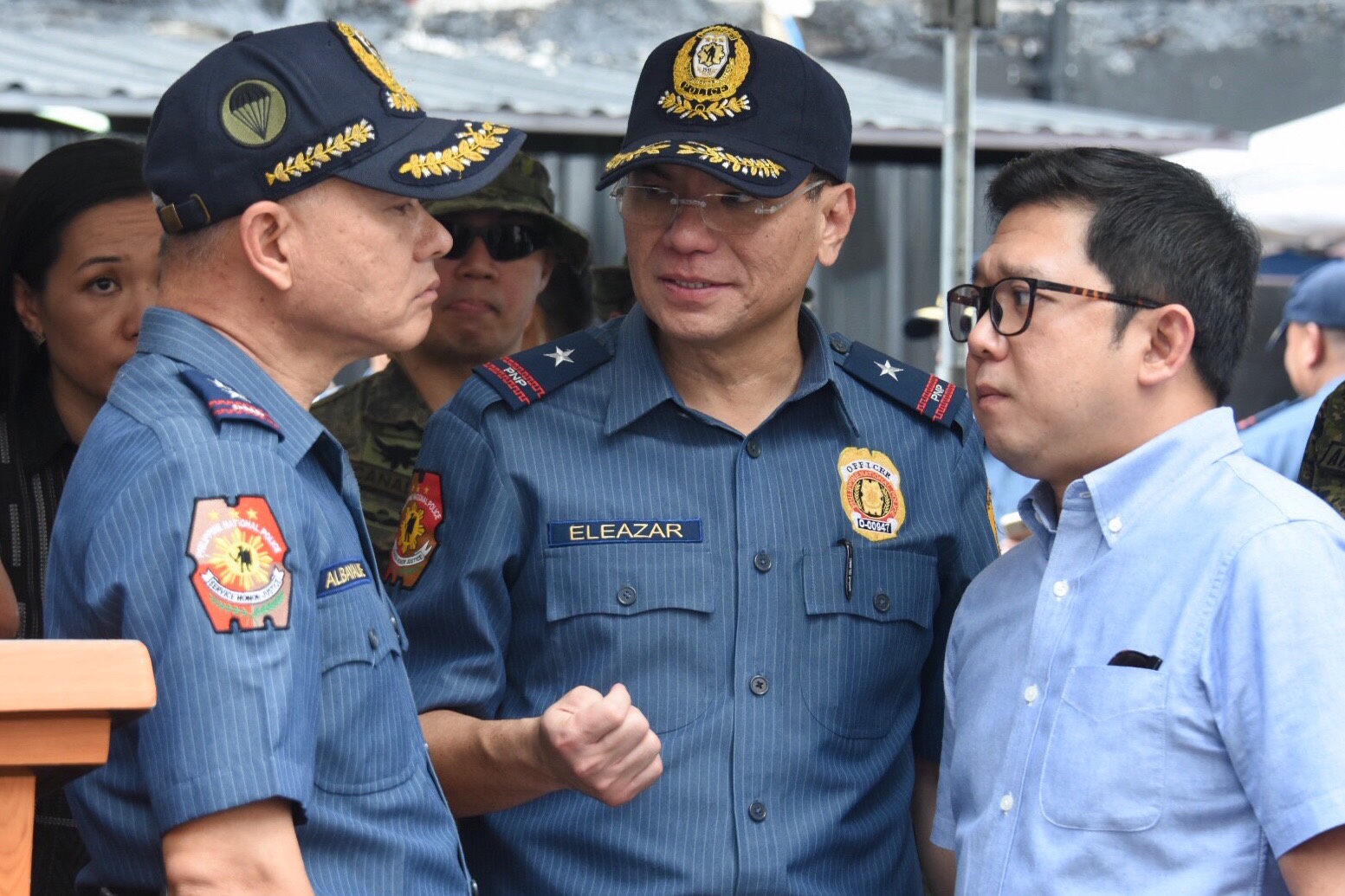 HUDDLE. (Left to right) NCRPO chief Oscar Albayalde, QCPD chief Guillermo Eleazar, and Mayor Herbert Bautista speak before the SIMEX. Photo by Angie de Silva/Rappler  