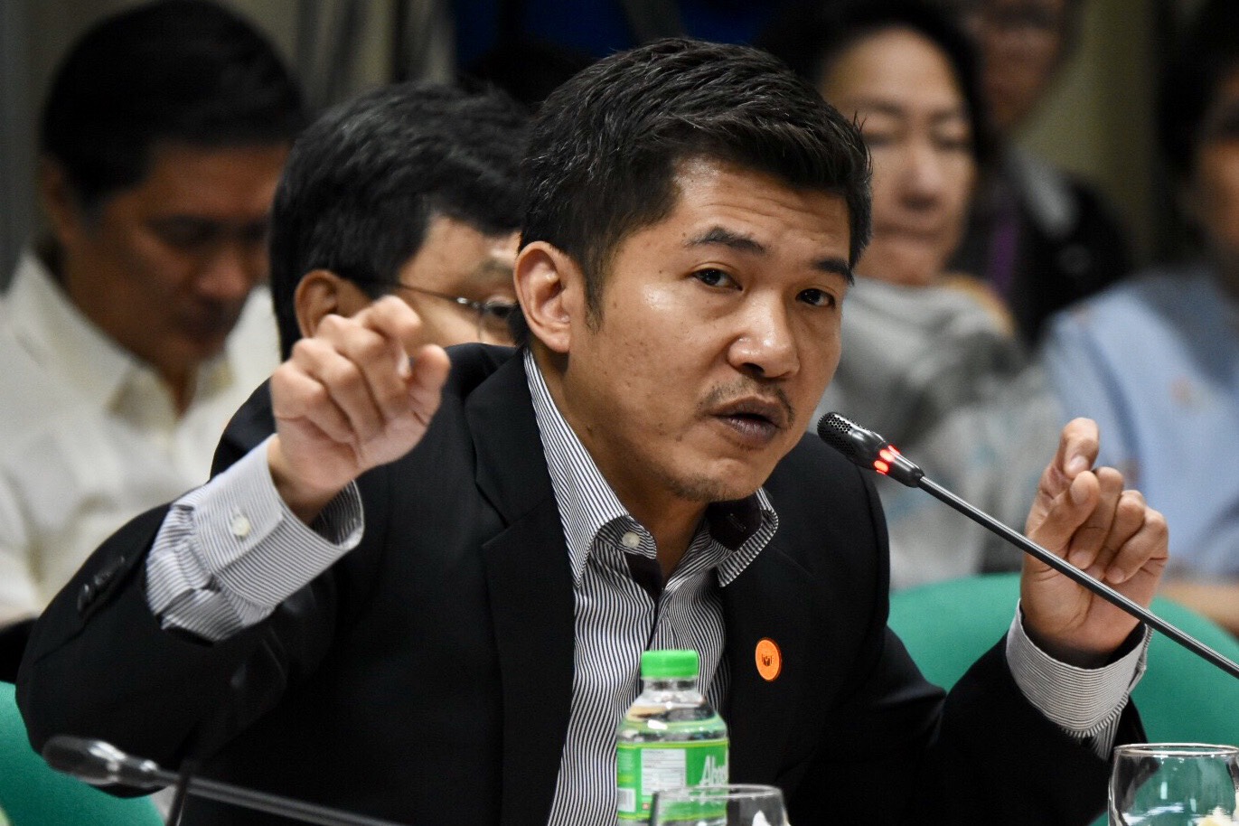 NOT PART OF MARCOS TEAM. Lawyer and ex-Biliran representative Glenn Chong gestures during a Senate hearing on July 31, 2018. File photo by Angie de Silva/Rappler 