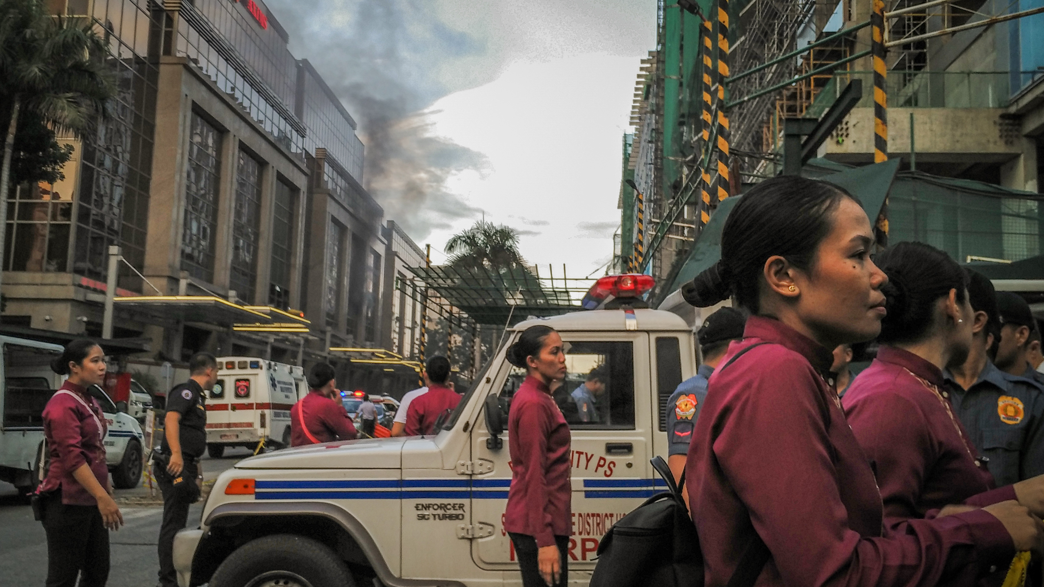 EVACUATION. Employees outside Resorts World Manila in Pasay City on June 2, 2017. Photo by Vina Salazar/Rappler 