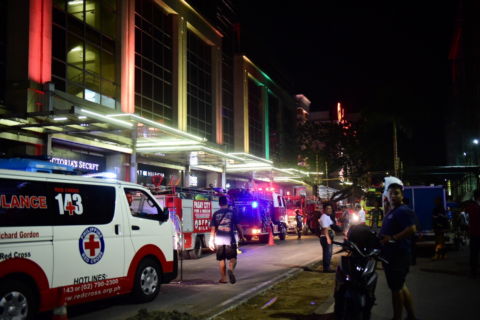 RESORTS WORLD MANILA ATTACK. Ambulances wait outside Resorts World Manila after a gunman stormed the casino in an alleged robbery attempt on June 2, 2017. Photo by Alecs Ongcal/Rappler 