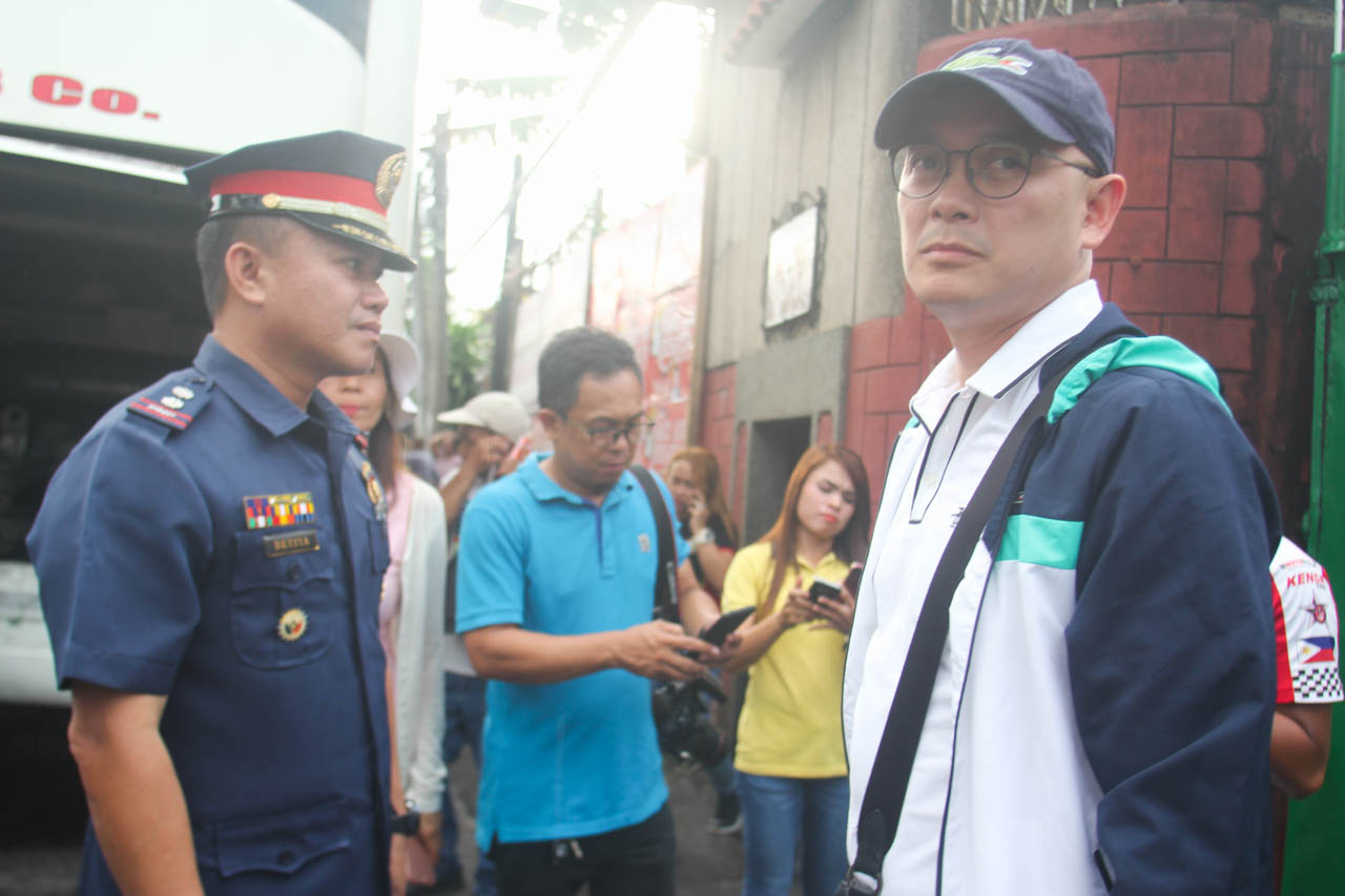 NO ARREST. Lt. Col. Rodelon Betita, Daraga police chief, faces Mayor Carlwyn Baldo's lawyer Merito Lovenzky Fernandez on Monday, May 6, after an hour of waiting outside the gate of Baldo's residence to arrest the embattled mayor. Photo by Rhaydz B. Barcia/Rappler   