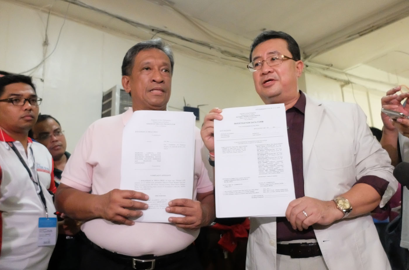 COMPLAINT. Senator Ferdinand Marcos Jr, represented by Abakada party list Representative Jonathan dela Cruz (L) files a complaint against Comelec and Smartmatic officials at the Manila City Prosecutor's Office on May 24, 2016. Photo by Alecs Ongcal/Rappler 