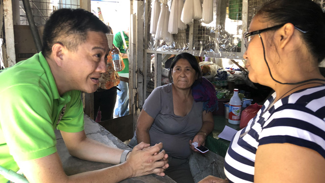 DOOR-TO-DOOR CAMPAIGN. Senatorial candidate Erin Tañada speaks with sari-sari store owners in Cebu as the Otso Diretso slate courts voters in the province, February 21, 2019. Photo by Mara Cepeda/Rappler 