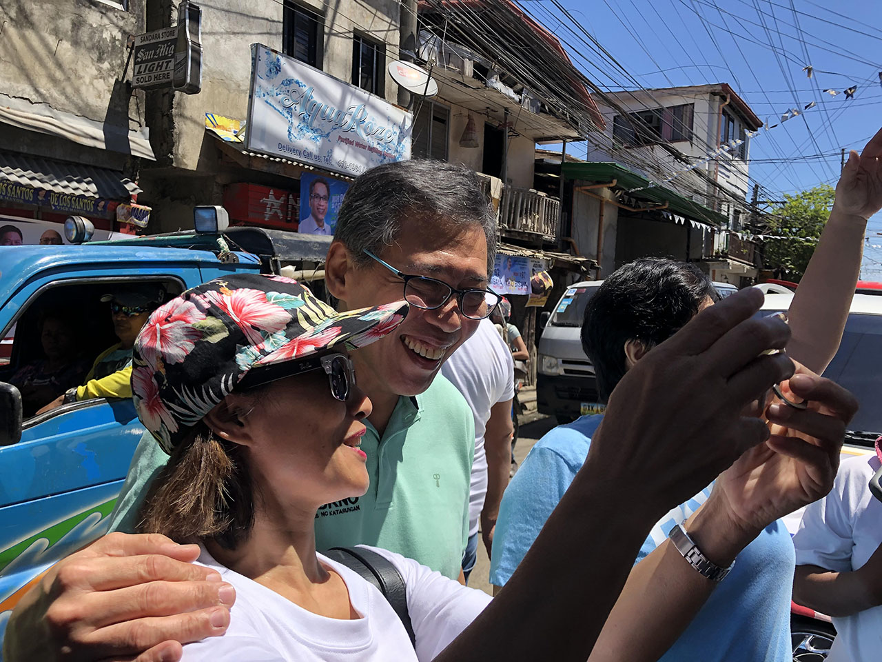 CHELFIE. Otso Diretso senatorial candidate Chel Diokno poses for a selfie in Cebu City. Photo by Mara Cepeda/Rappler  