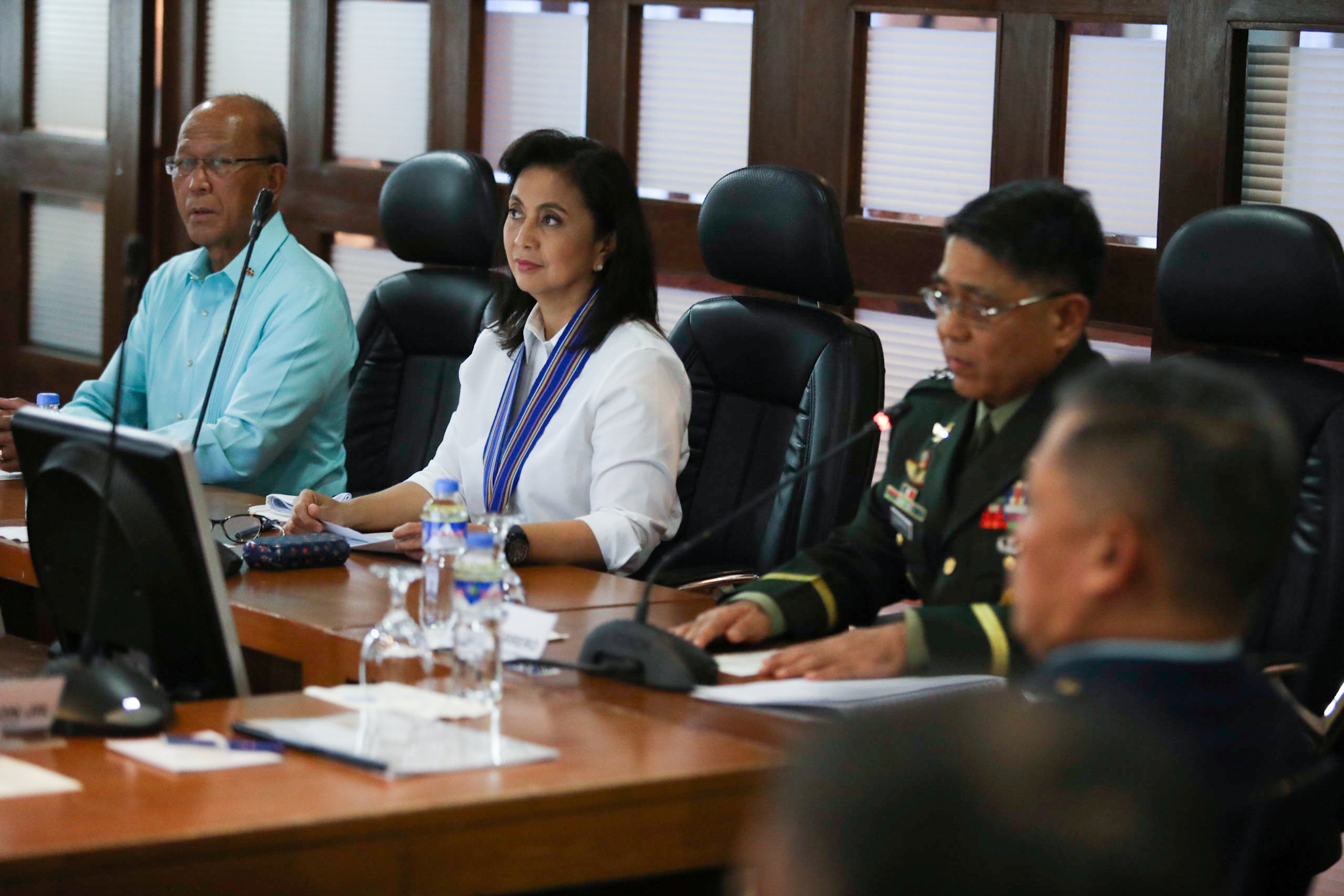 SECURITY BRIEFING. Vice President Leni Robredo receives a national security briefing from Defense Secretary Delfin Lorenzana and AFP chief of staff Rey Leonardo Guerrero. Photo by the OVP
 