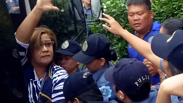 ANTI-DRUG WAR. Senator Leila de Lima waves at her supporters after appearing before the Muntinlupa Regional Trial Court Branch 206. Photo from De Lima's office
  