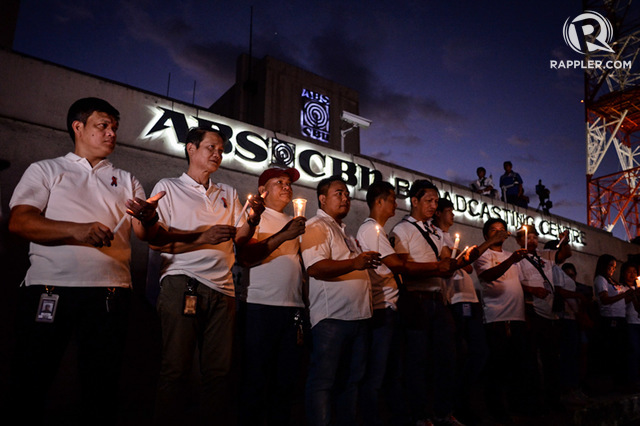 FRANCHISE RENEWAL. Employees and supporters of ABS-CBN join a protest calling for the network's franchise renewal. Photo by Lisa Marie David/Rappler 