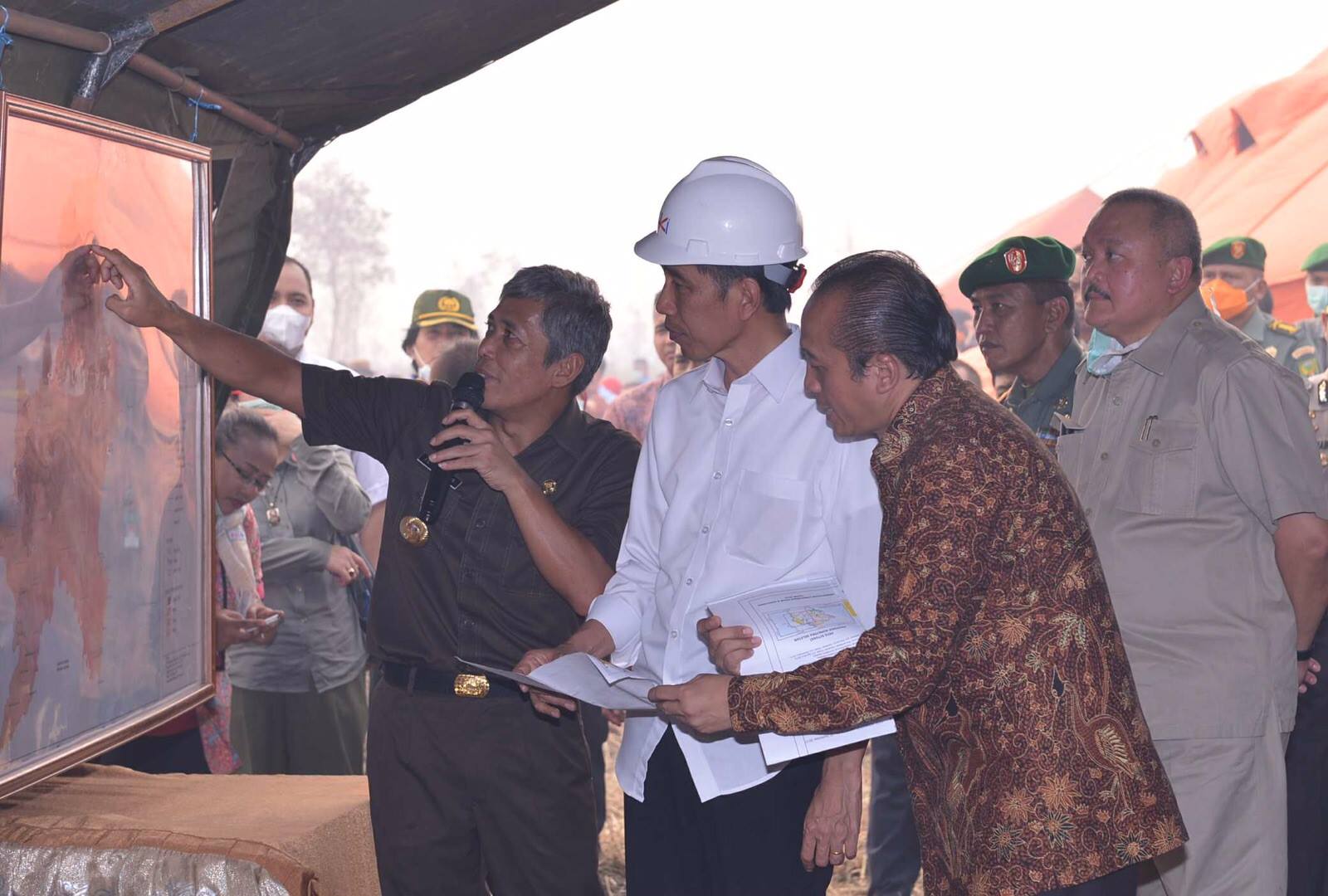 Foto Jokowi Blusukan Asap Minta Tindak Tegas Pembakar Hutan