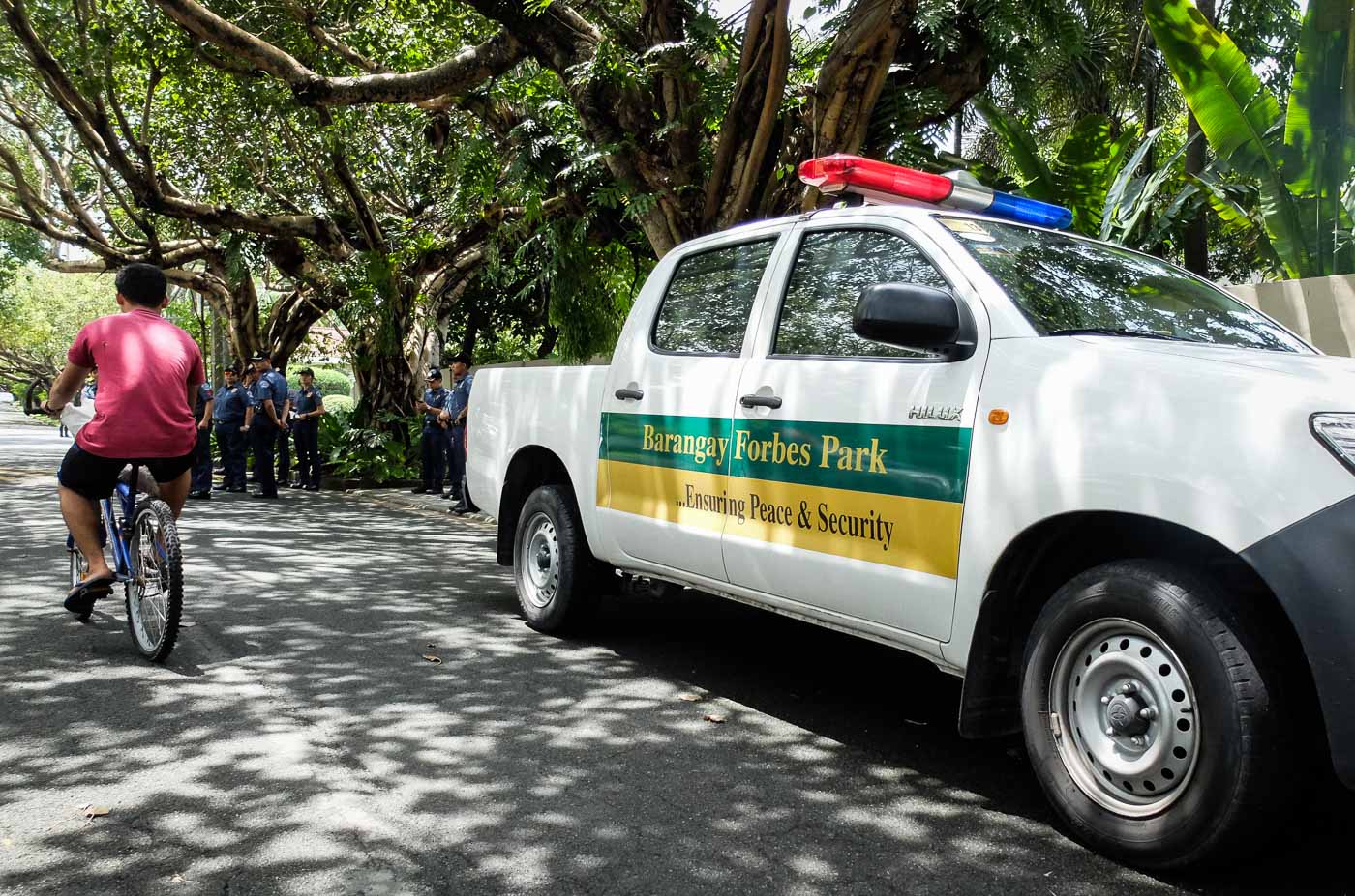 OPLAN TOKHANG. The Makati police stand outside a home inside Forbes Park in Makati on September 5, 2016. Photo by LeAnne Jazul/Rappler  
