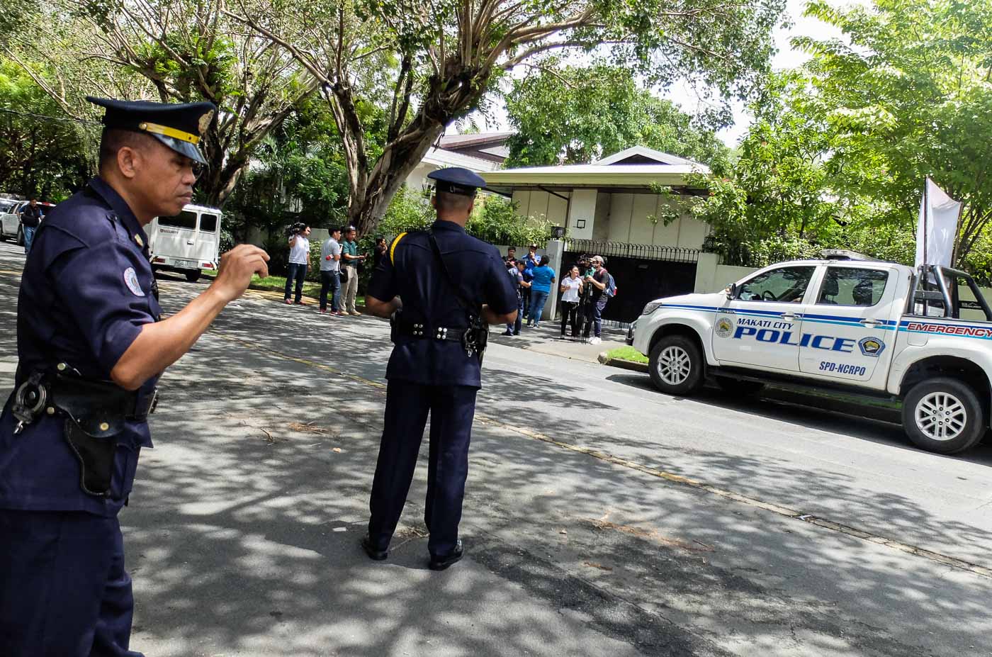 THROUGH THE GATES. Makati police officers conduct Oplan TokHang inside the exclusive Forbes Park in Makati City on September 5, 2016. Photo by LeAnne Jazul/Rappler 