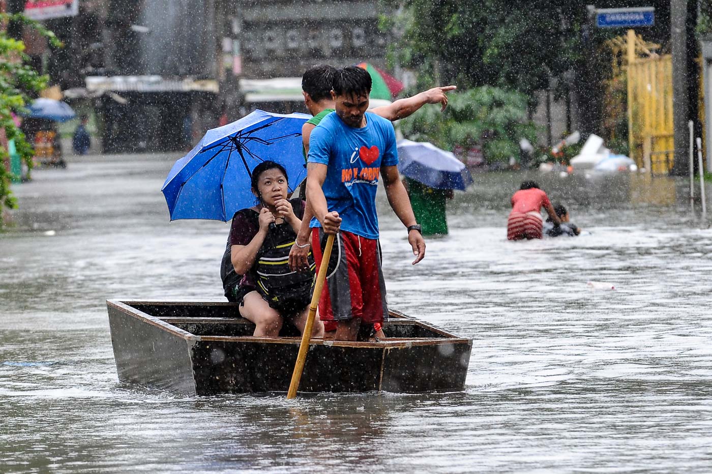 Torrential rains flood Philippine capital; 270,000 flee to 