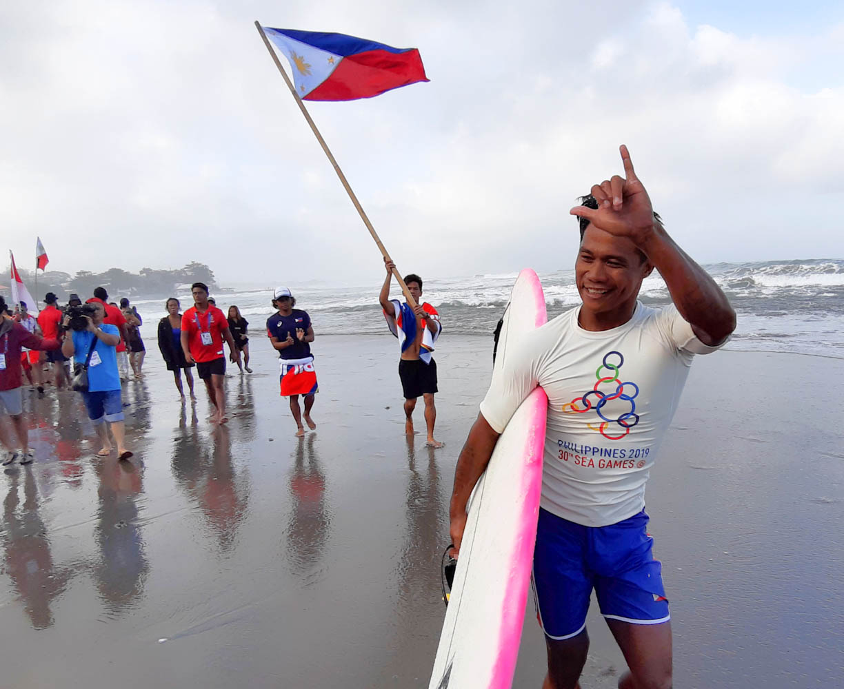 Hero surfer Casugay beats Indonesian he saved before golden ride