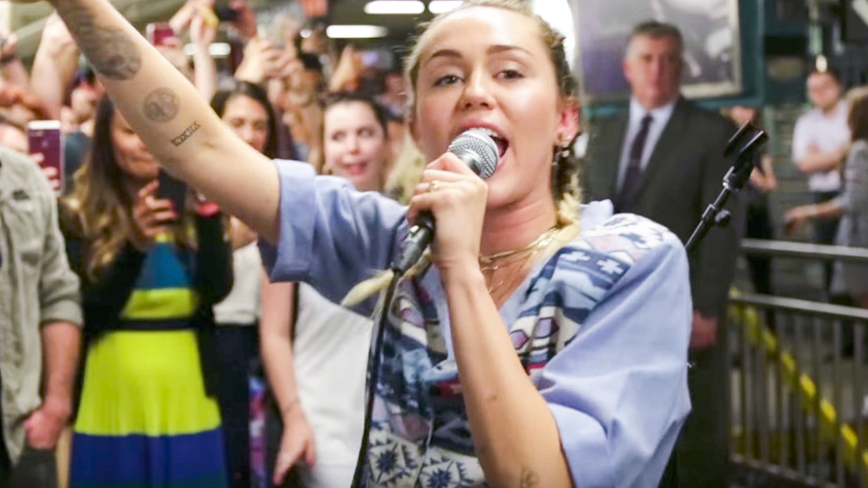 Watch Miley Cyrus Jimmy Fallon Surprise Nyc Subway Commuters 8189