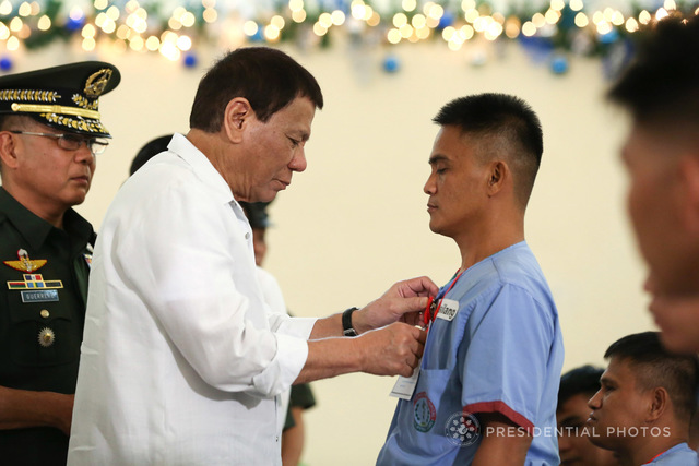 HEALTHCARE SUBSIDY. President Rodrigo Duterte confers the Order of Lapu-Lapu Kampilan Medal on Sergeant Erwin Gassilang during his visit to wounded soldiers at the Army General Hospital in Fort Bonifacio, Taguig City on November 21, 2017. Malacañang photo 