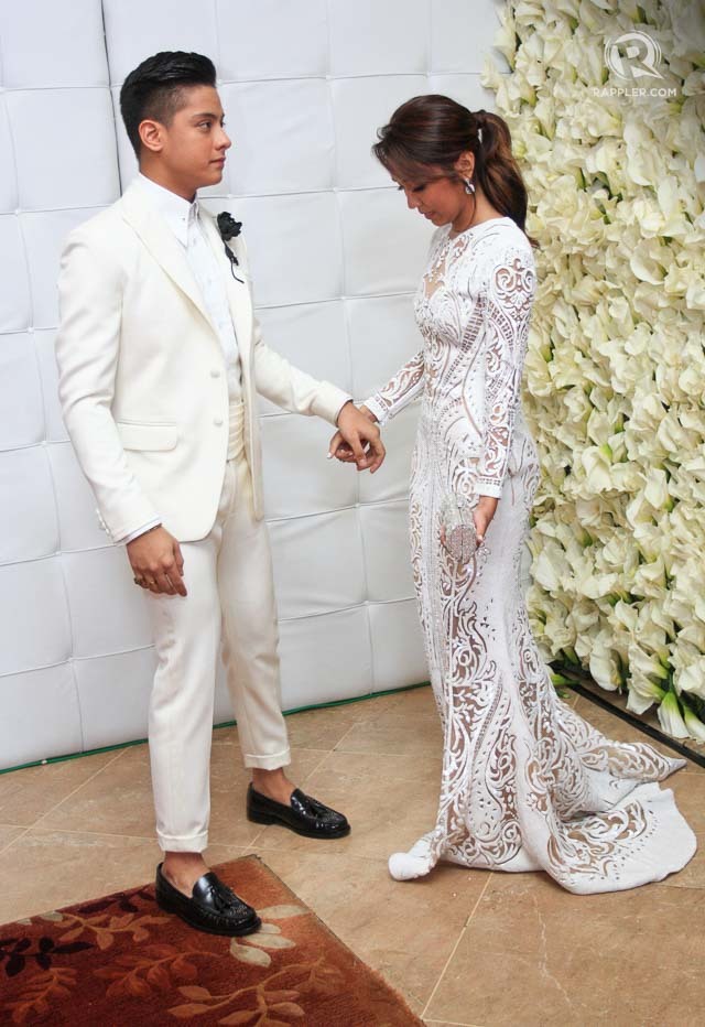 Daniel in white matching with Kathryn in 2015. File photo by Manman Dejeto/Rappler 