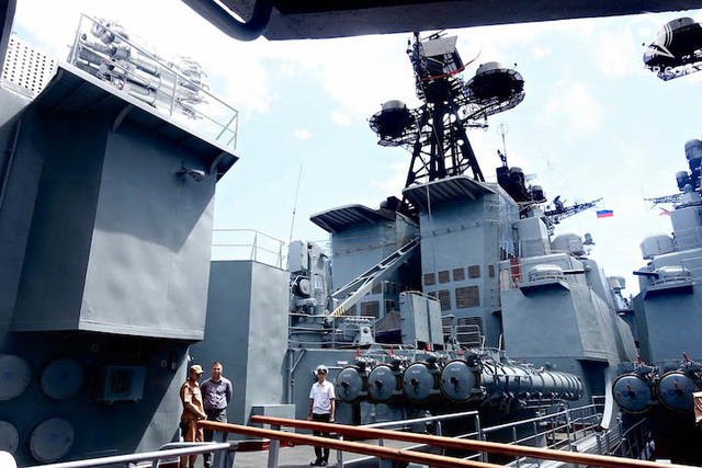 ALL ABOARD. The Russian Navy allows Filipinos to board and tour its two warships docked at the Port of Manila, Admiral Tributs and Admiral Vinogradov, in its Open Doors day on April 9. Photos by Rambo Talabong/Rappler 