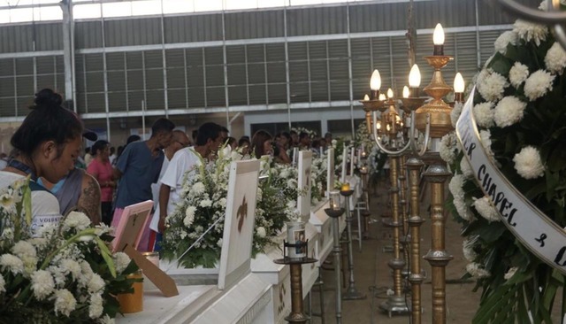 IN MEMORY. Residents visit the wake of those who died in the huge landslide in Naga City, Cebu. File photo by Micole Gerard Tizon/Rappler 