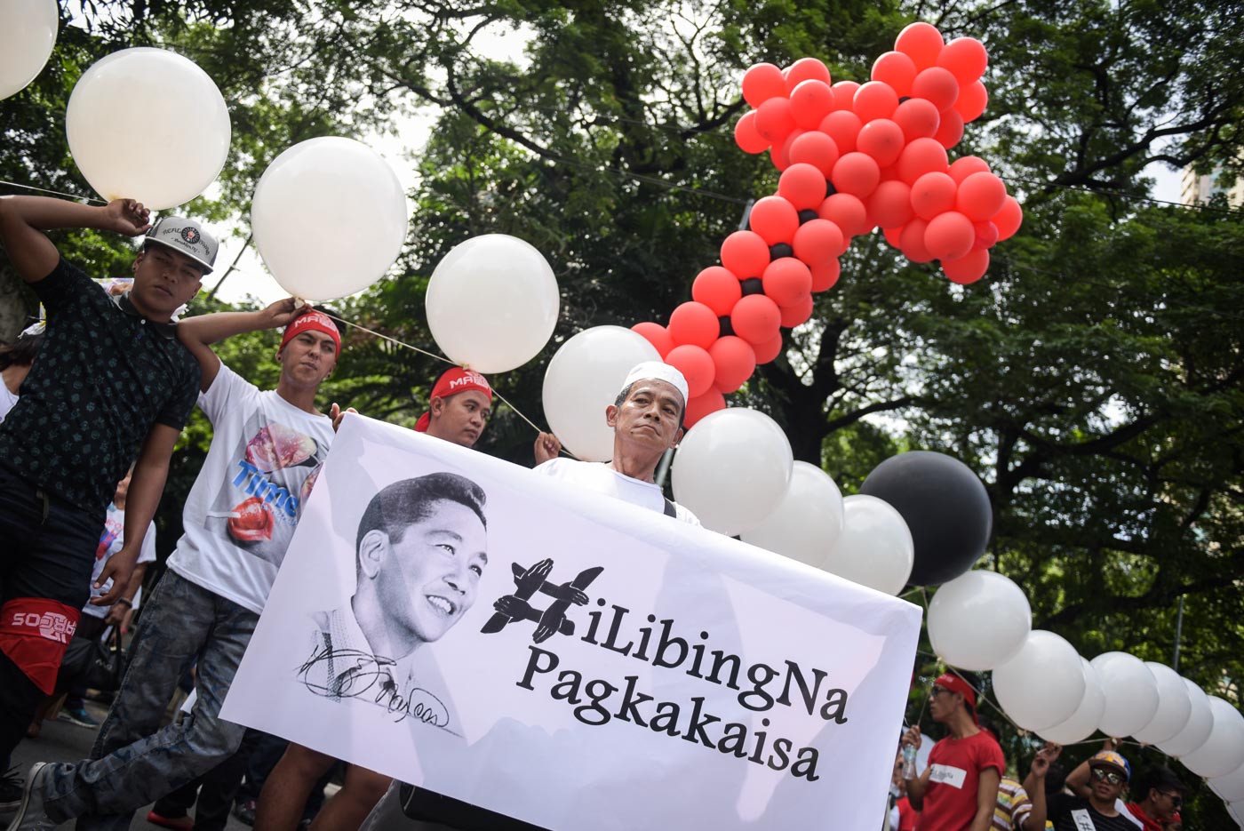 APPEAL TO SC. Supporters of the late Ferdinand Marcos hold a rally at the Supreme Court on Monday, October 17, 2016, to appeal for his burial at the Libingan ng mga Bayani. The SC is scheduled to decide on the issue on Tuesday, October 18. 