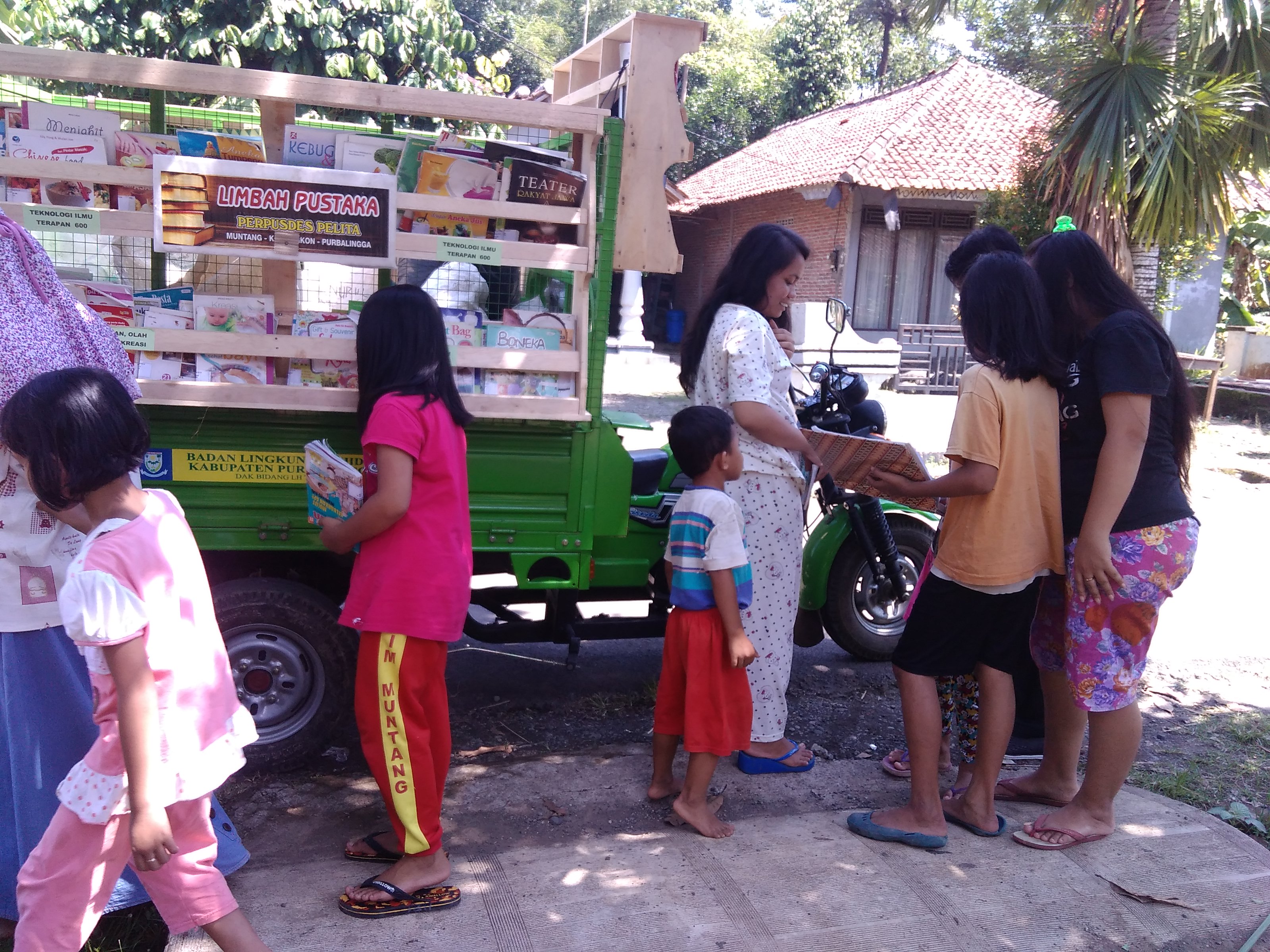 Limbah Pustaka Perpustakaan keliling sambil mengangkut sampah 