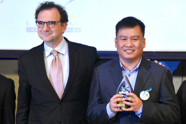 PRIZE FOR FREEDOM. Liberal International gives the Prize for Freedom award to detained Senator Leila de Lima. Her son Israel and other members of her family receive the award on her behalf. Photo by Angie de Silva/Rappler 